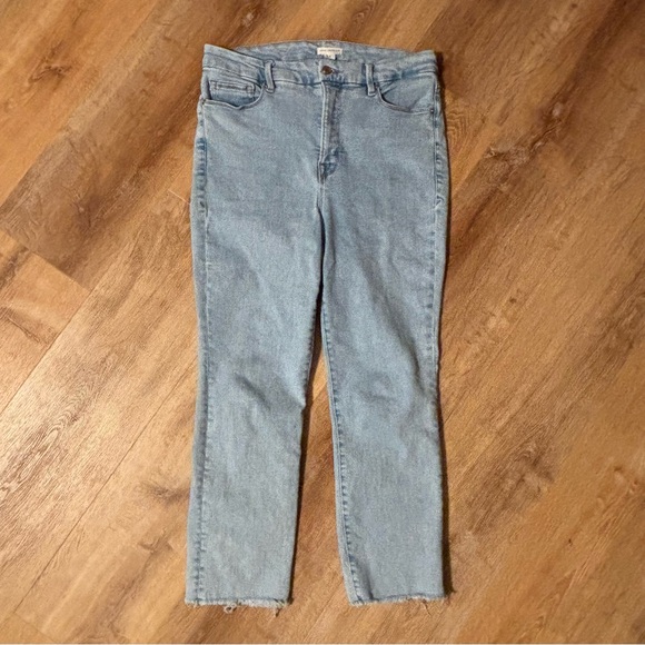 TRENDY Good American Light Blue Sz 15 Good Legs Crop RawHem SplitHem Jeans - Picture 2 of 12